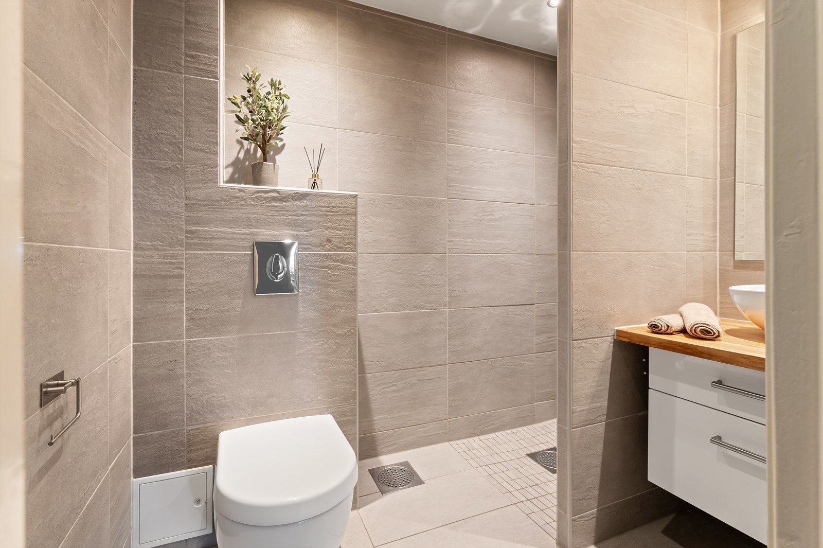 Badet er antatt å være fra 2006. Her med lyse fliser som gir et stilrent og tidløst uttrykk. Galleribilde