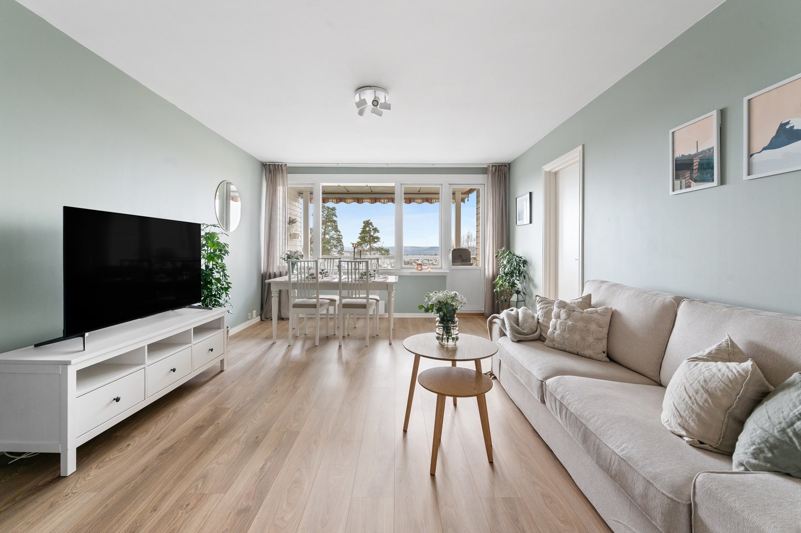 Rommet har en åpen planløsning som gir fleksible møbleringsmuligheter, enten du ønsker en koselig sofakrok, et stort spisebord eller en kombinasjon av begge. Galleribilde