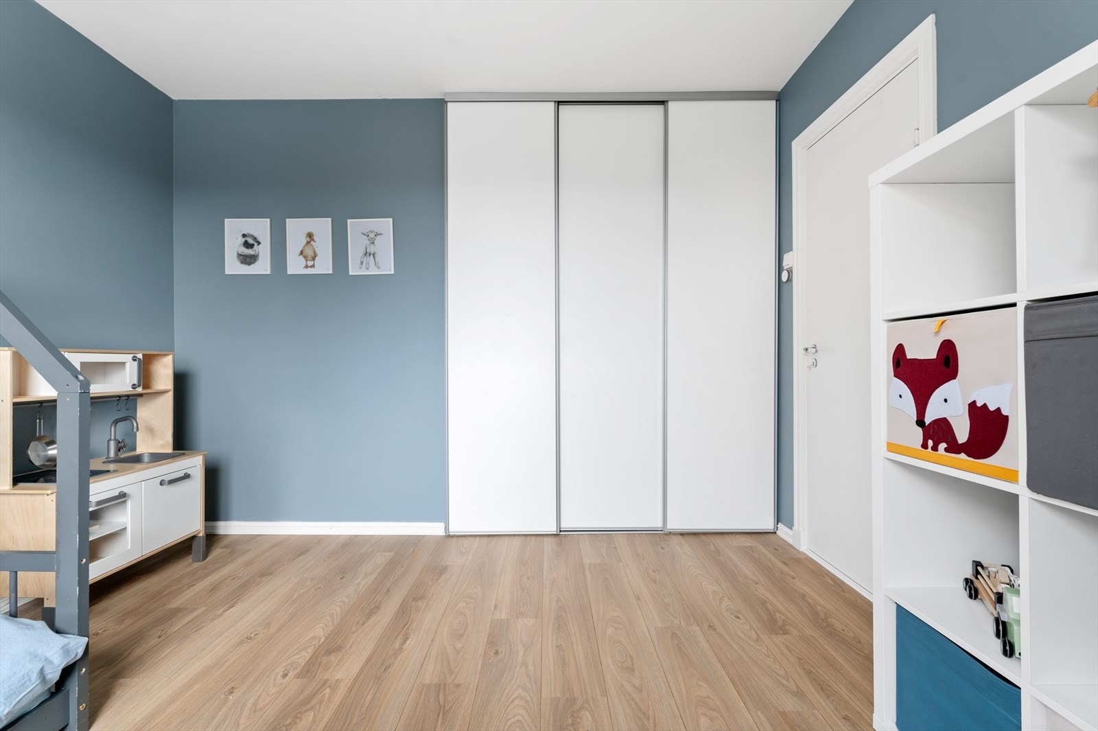 Gode lagringsmuligheter i skyvedørgarderobe. Galleribilde