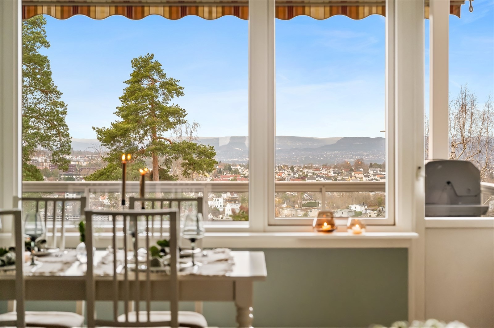 Dette er en 3-roms med gjennomgående fin standard, med romslige gode rom og som oppleves svært lys. Galleribilde