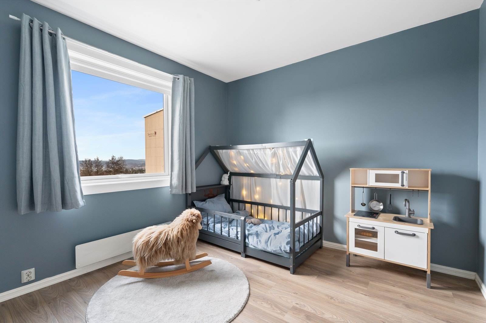 Soverom II er romslig og lyst, med god plass til både seng, skrivebord og oppbevaringsmøbler. Galleribilde