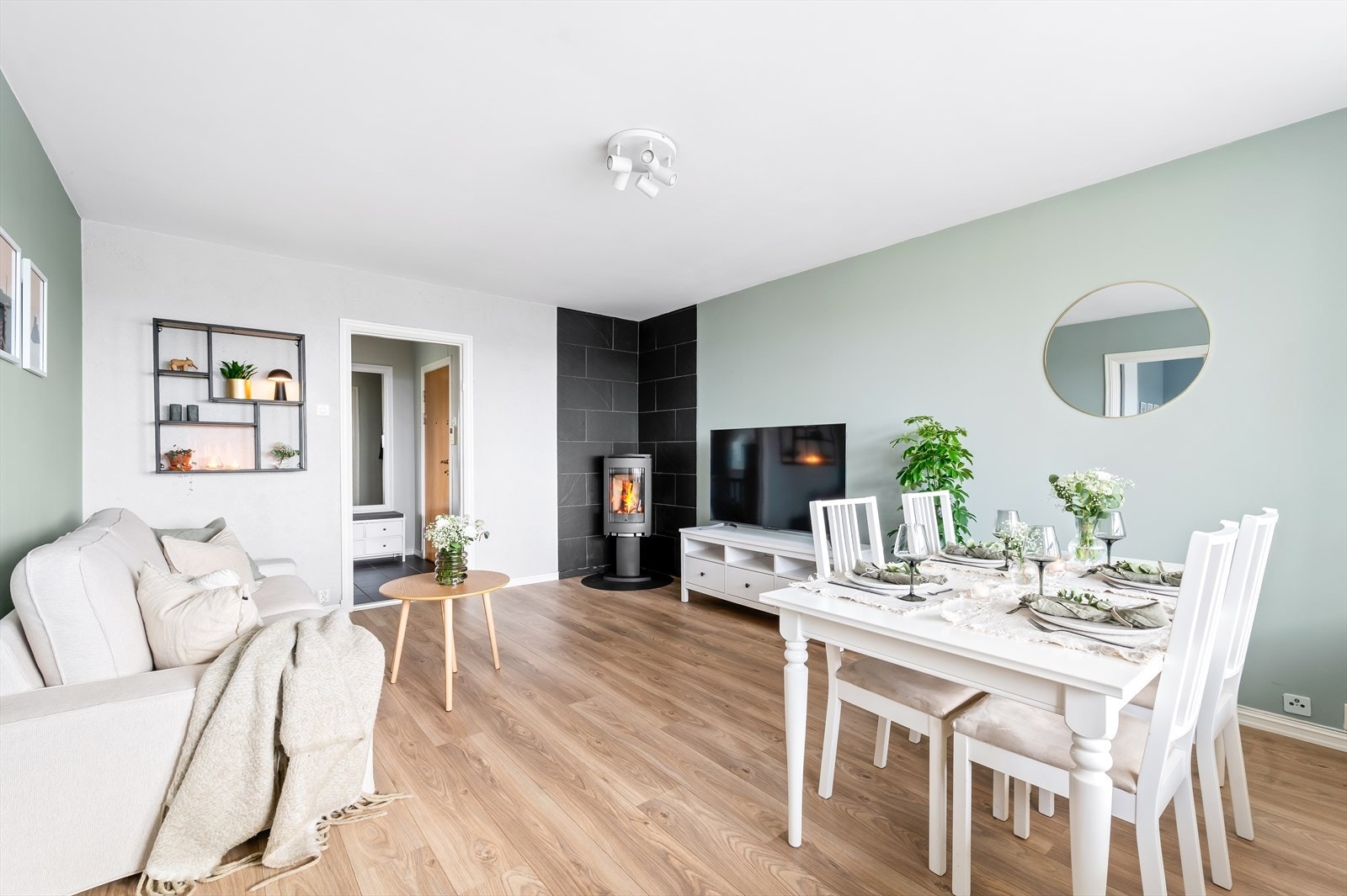 Denne lyse og innbydende stuen er et perfekt samlingspunkt for familien. Store vinduer slipper inn rikelig med naturlig lys, noe som skaper en varm og hyggelig atmosfære. Galleribilde