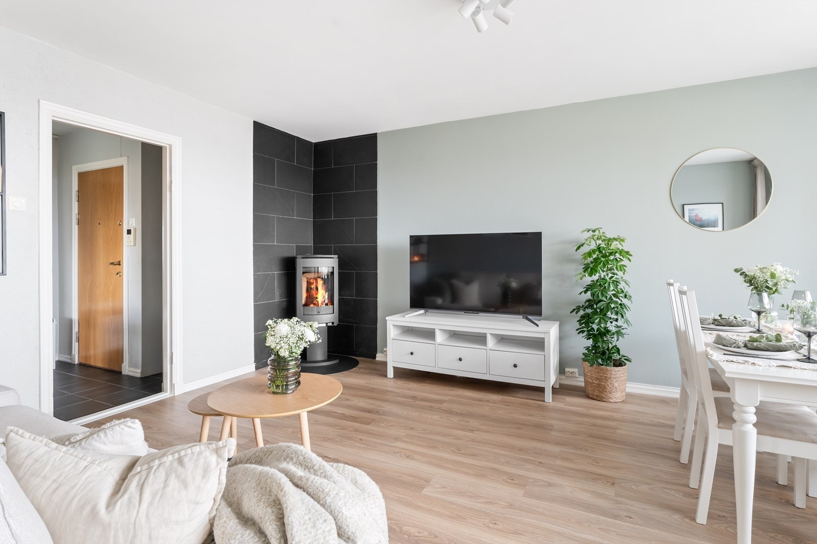 Stuen har en koselig peis som ikke bare gir en varm og innbydende atmosfære, men også sørger for god varme på kalde dager. Galleribilde