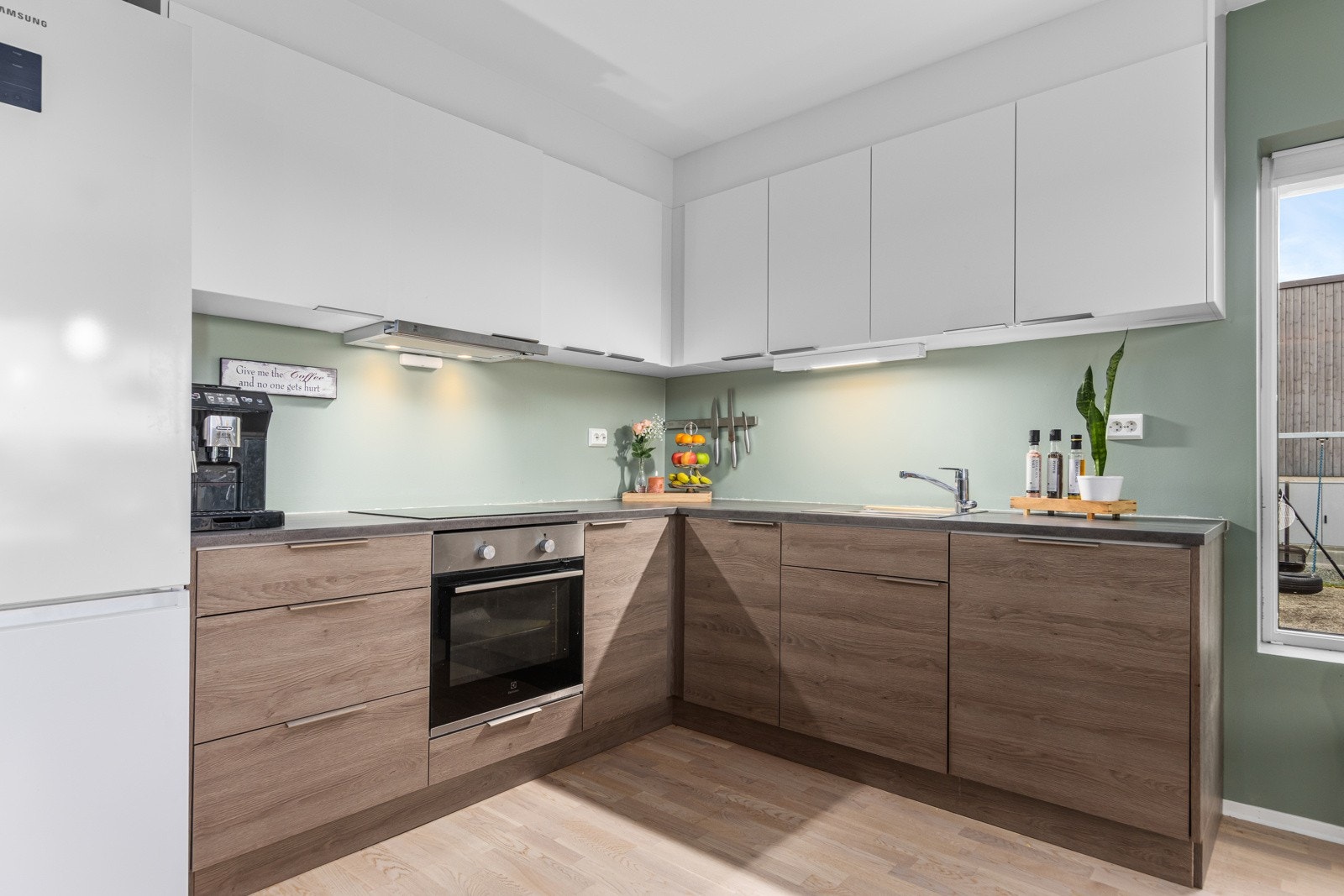 Romslig kjøkken med god skap- og benkeplass. Galleribilde