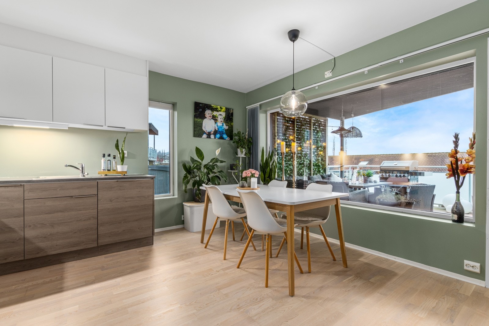 Kjøkken med integrerte hvitevarer som medfølger i handelen. Galleribilde