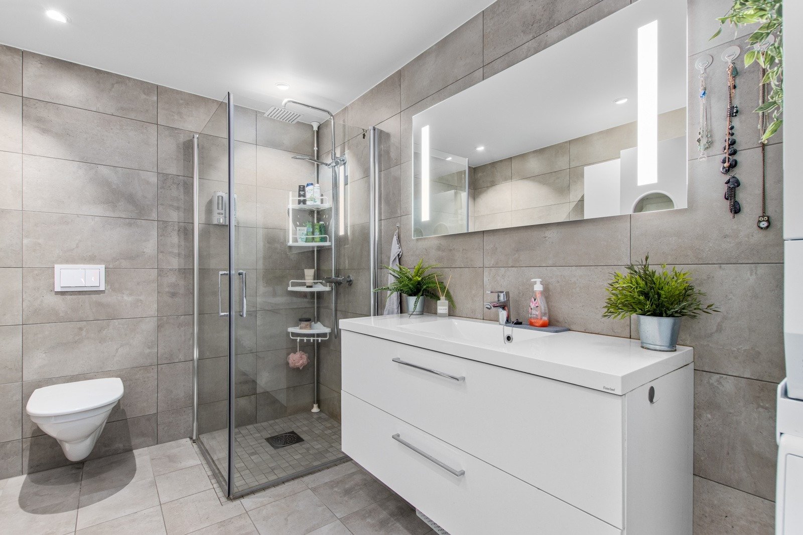 Bad med opplegg for vaskemaskin og tørketrommel. Galleribilde