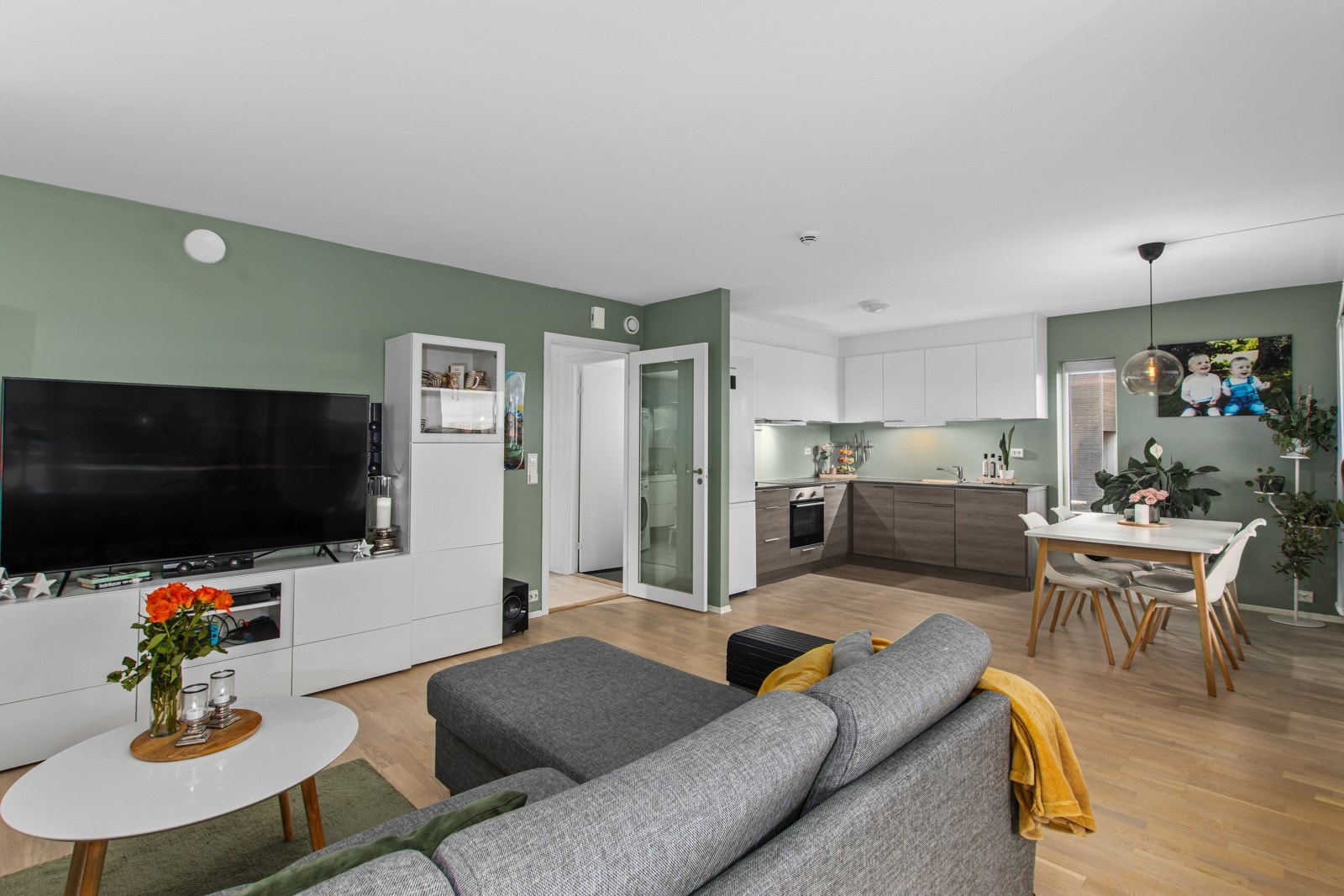 Det er opplegg for kabel-tv og internett i boligen. Dette er også inkludert i felleskostnadene. Galleribilde