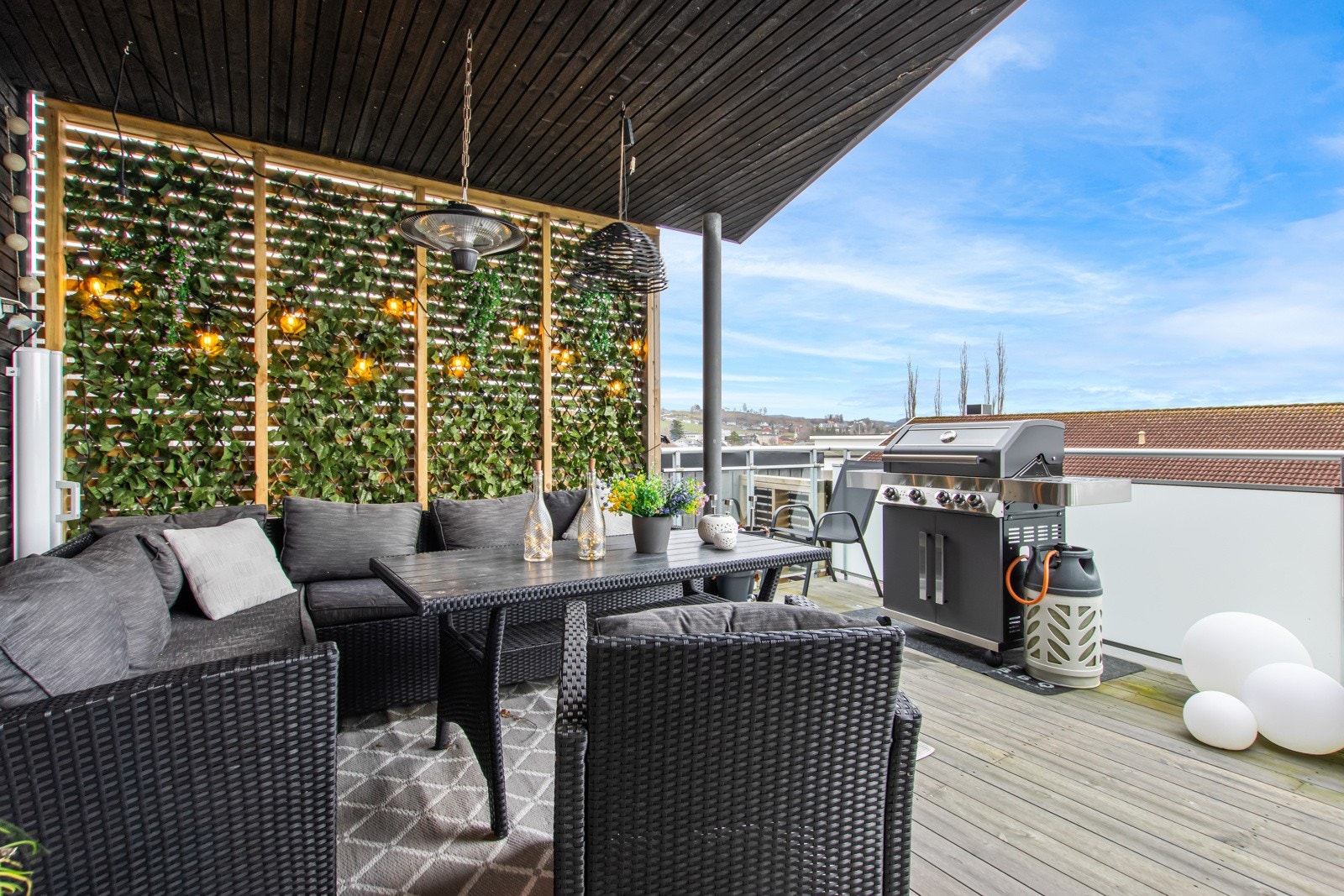 Utvidet veranda med gode solforhold. Galleribilde