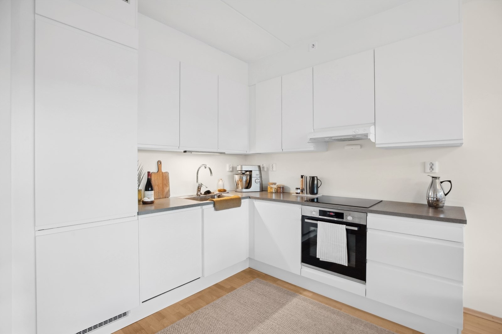 Integrerte hvitevarer er stekeovn, kjøl/frys og oppvaskmaskin. Kjøkkenet er ellers utstyrt med induksjonstopp, avtrekksvifte, vannstopper og komfyrvakt. Galleribilde