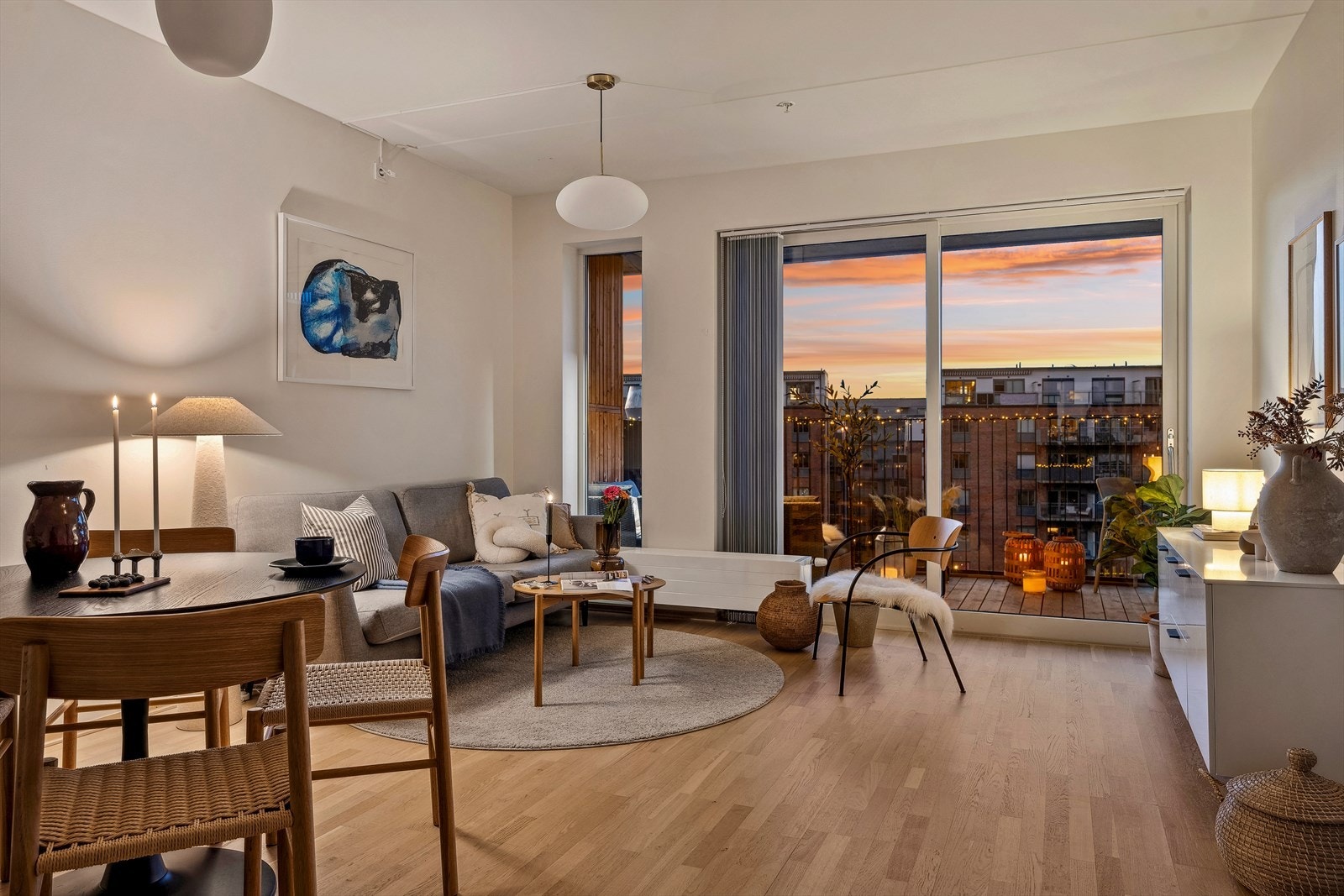 Store vindusflater gir leiligheten mye lys og flott himmelutsikt. Galleribilde