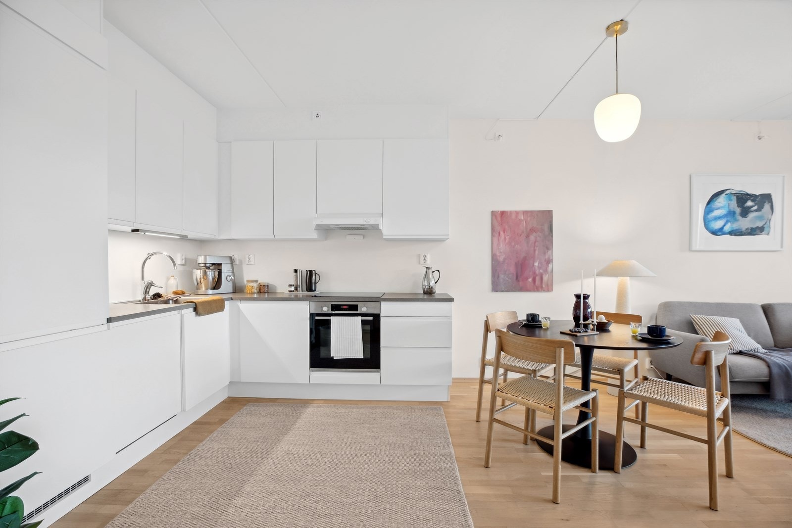 Moderne kjøkken fra Aubo med slette fronter og god skapplass. Galleribilde