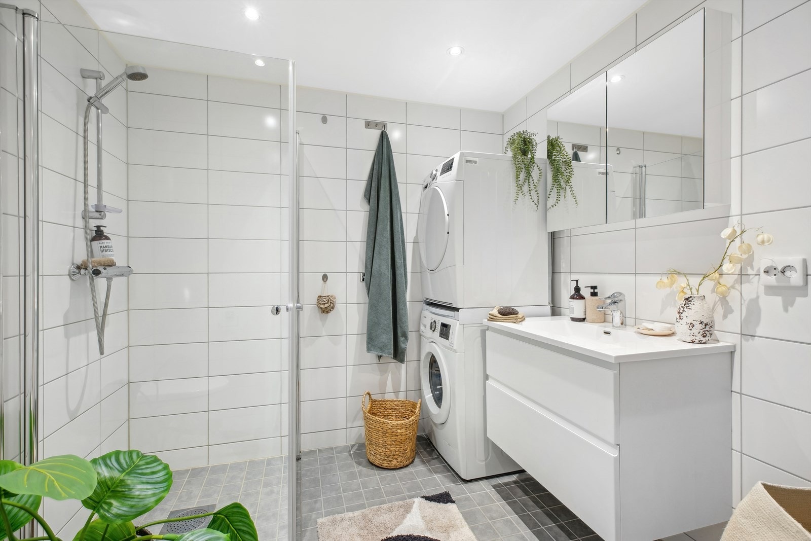 Delikat og stort flislagt bad med varme i gulv. Galleribilde