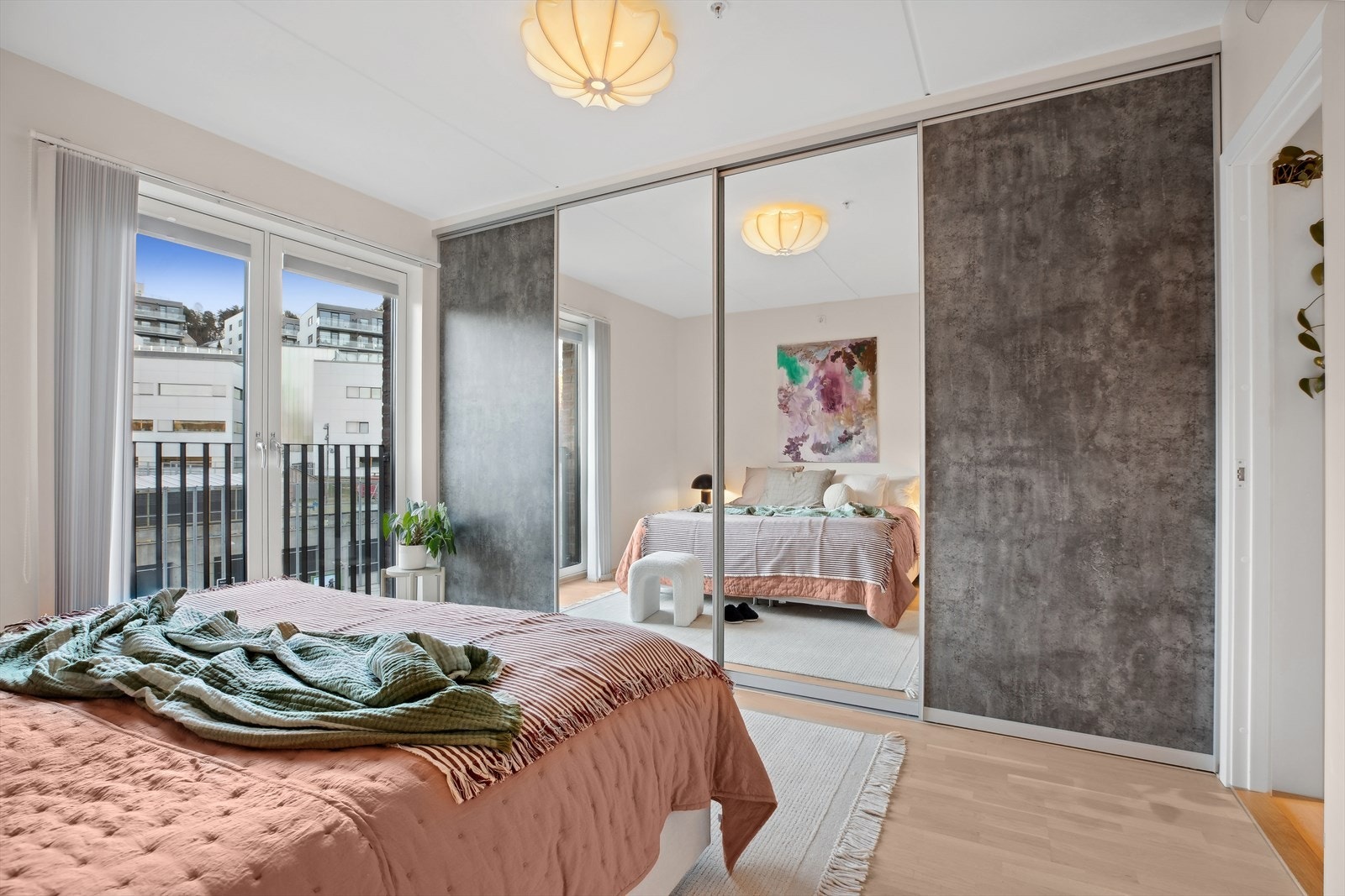 Medfølger stort garderobeskap med skyvedører og speil. Galleribilde