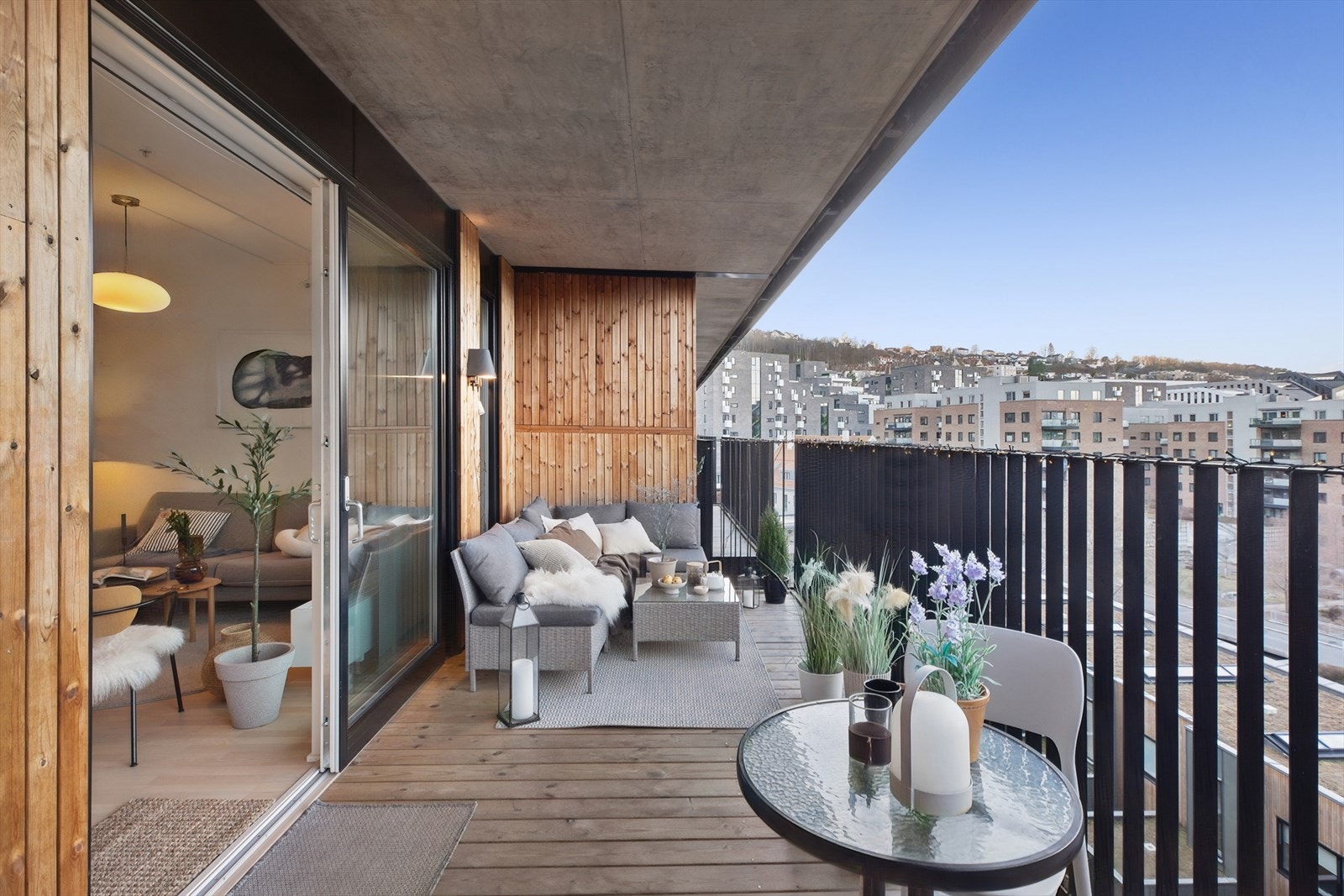 Fra stuen er det utgang til en fantastisk balkong på ca. 14 m² med gode solforhold. Galleribilde