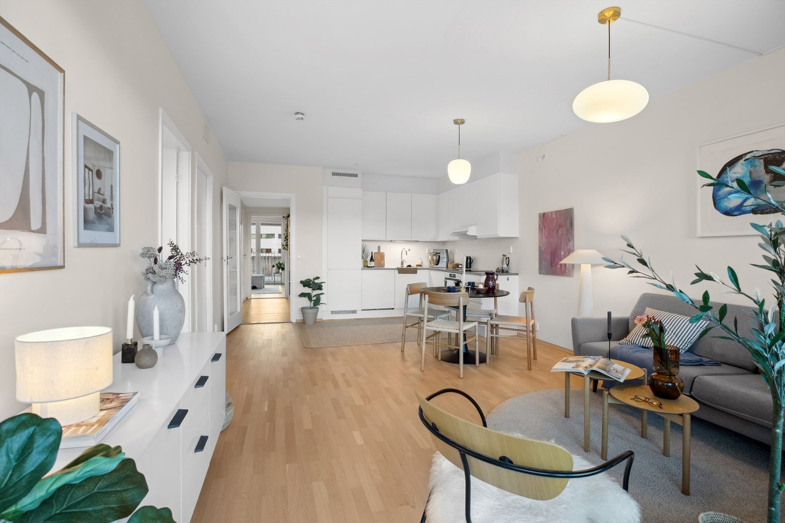 Stue og kjøkken i stor åpen løsning. Galleribilde