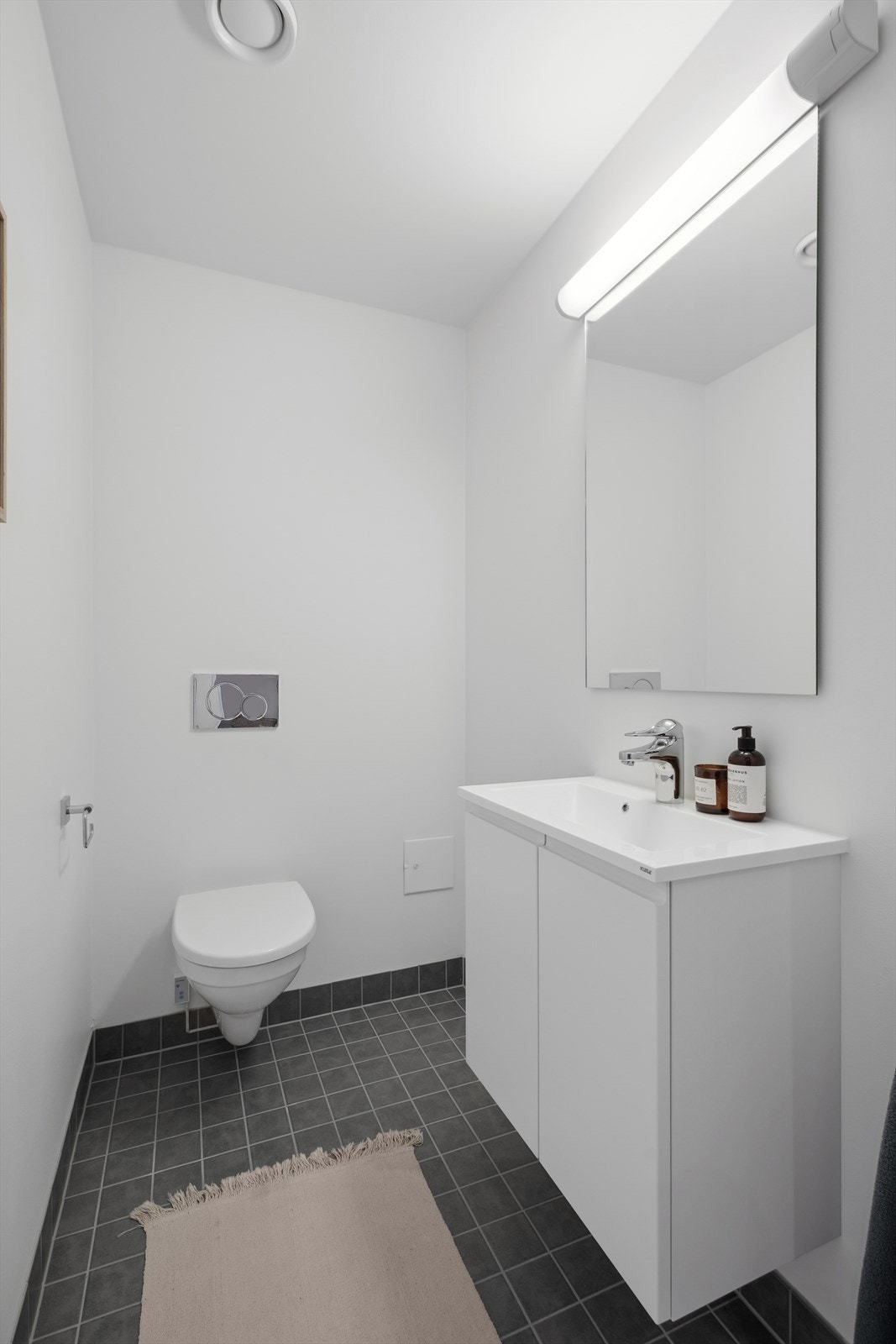 Leiligheten har også separat wc med fliser på gulv. Innredningen der består av servant med underskap, speil og overlys. Galleribilde