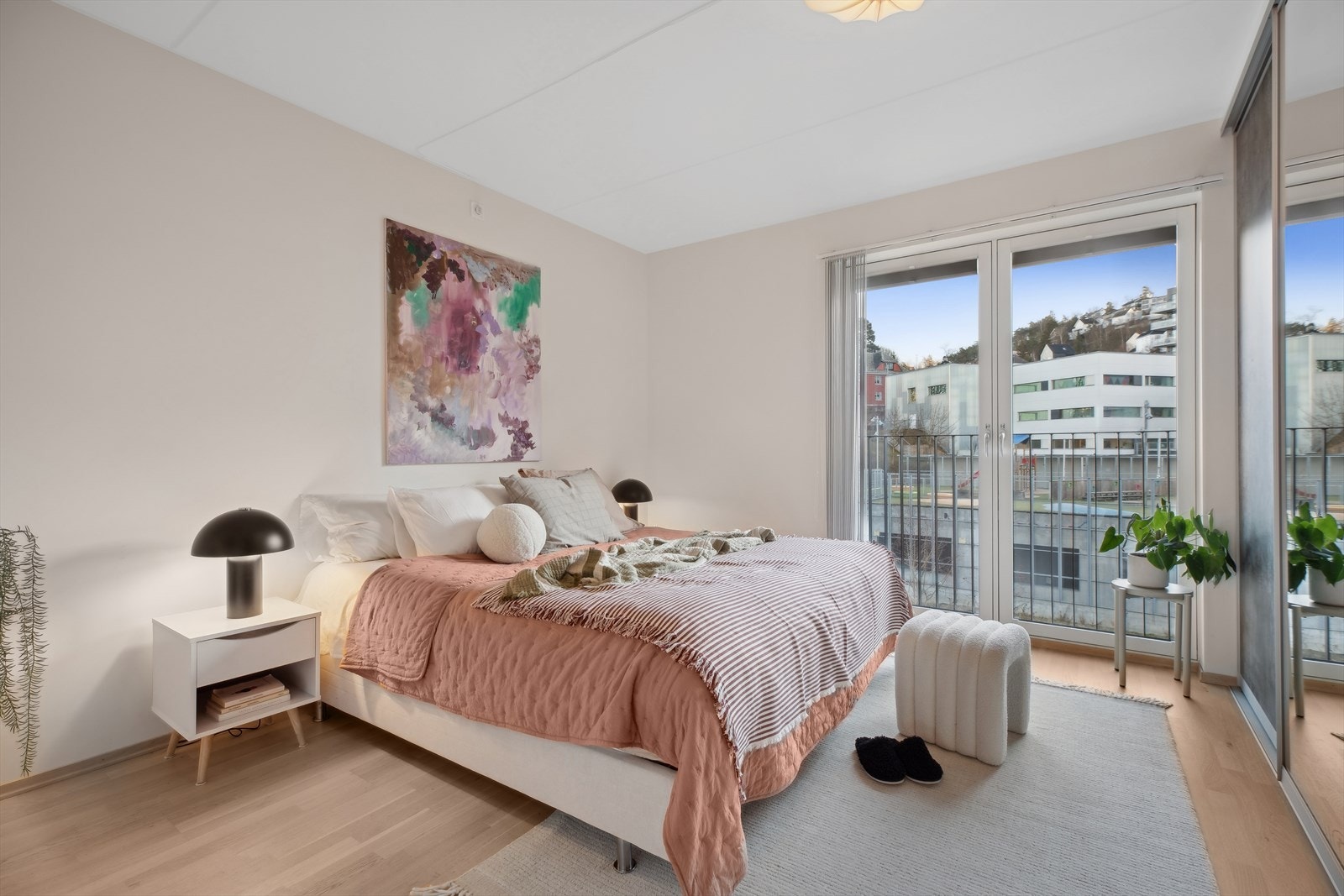 Leiligheten har tre soverom av god størrelse. I det største soverommet er det plass for stor seng med tilhørende møblement. Galleribilde