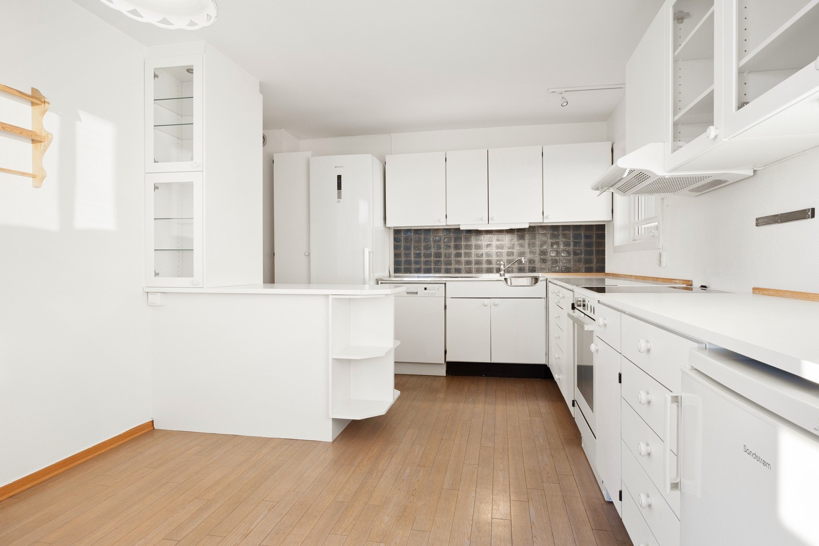 Kjøkkenet har en smart barløsning, perfekt til måltider og gode samtaler, men også for lekselesning mens maten lages. Galleribilde