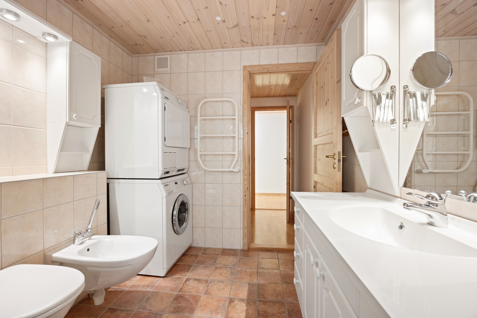 Opplegg for vaskemaskin er etablert, og skapene på badet gir god plass til oppbevaring av håndklær og hygieneartikler. Både vaskemaskin og tørketrommel medfølger. Galleribilde