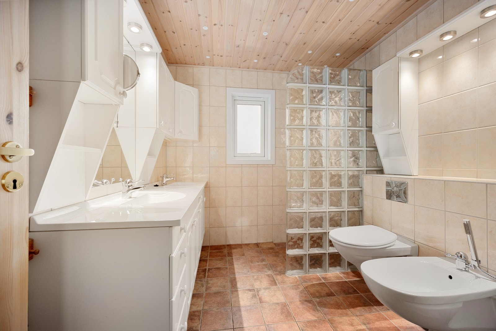 Badet har god størrelse, innredet med fliser, gulvvarme og vegghengt toalett. Galleribilde