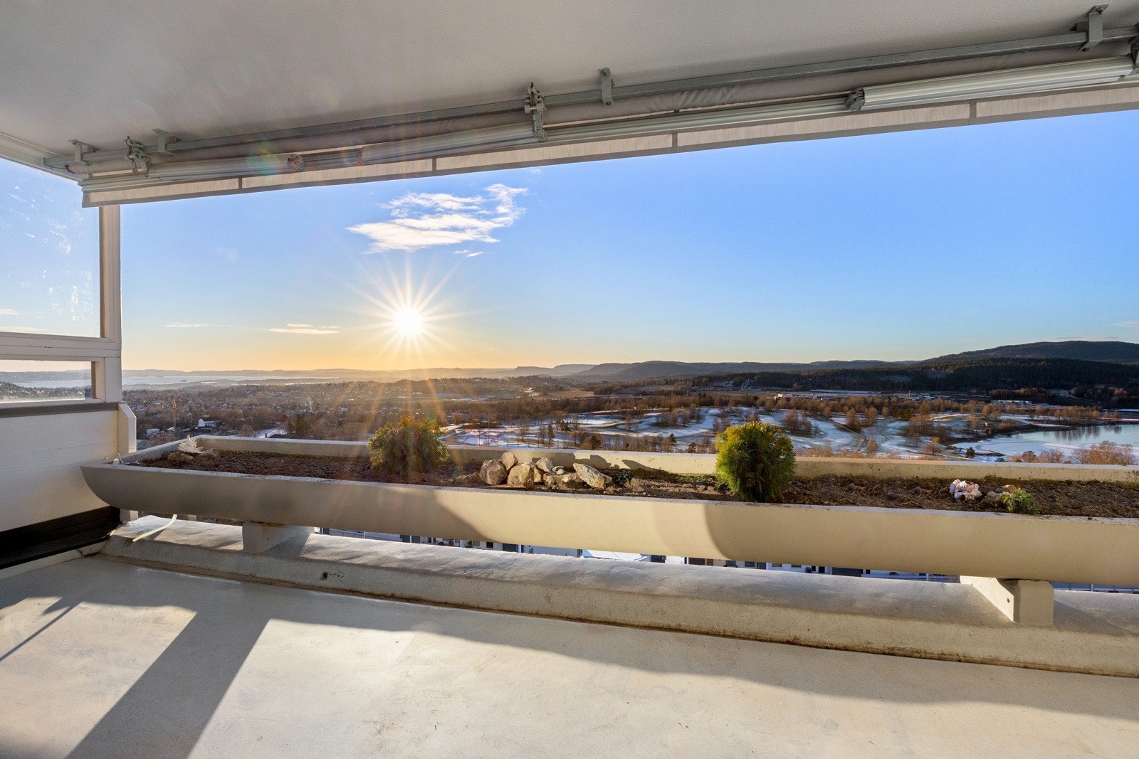 Stuen har utgang til en vestvendt og overbygget terrasse på ca. 12 kvm, der utsikten viser seg fra sin beste side. Galleribilde