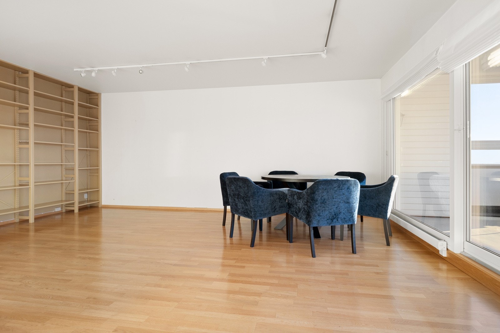 I stuen kan venner og familie samles for hyggelige måltider rundt et langbord. Galleribilde