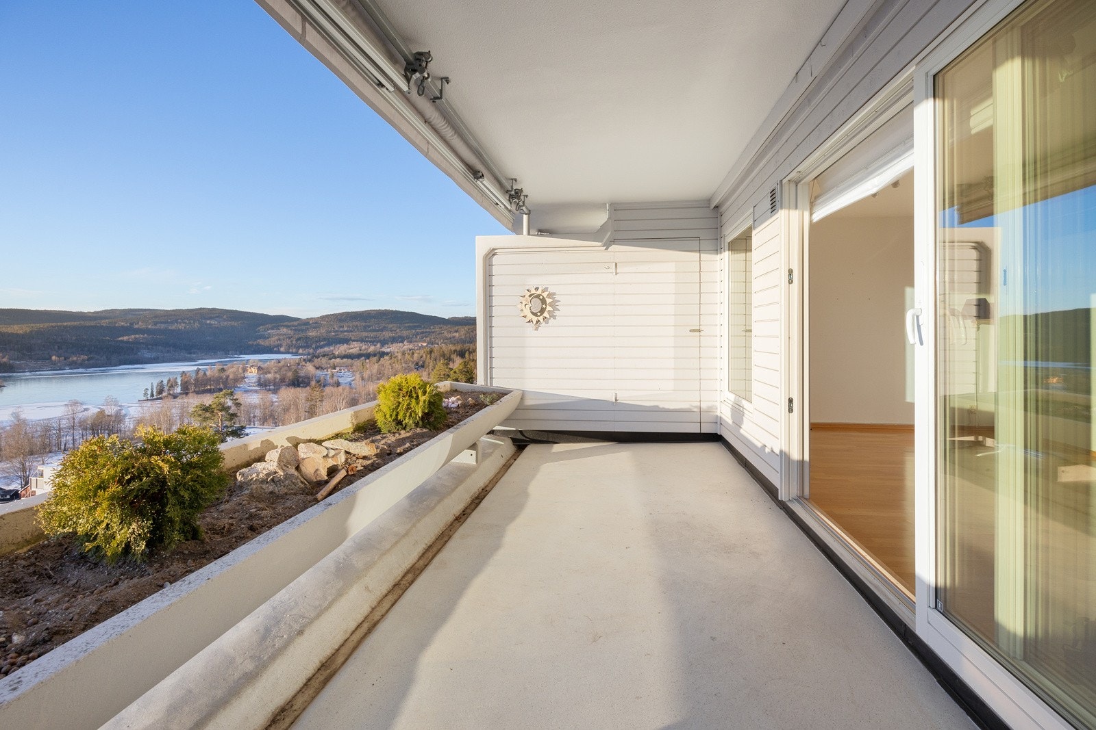Terrassen har markise og egen bod, og innbyr til både stille stunder og lange, sosiale kvelder. Galleribilde