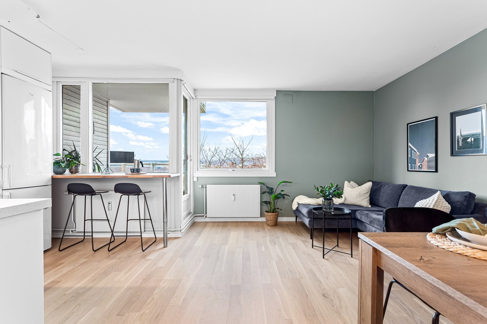 Leiligheten er bestående av store vindusflater som gir innslipp av naturlig mengder med dagslys. Galleribilde