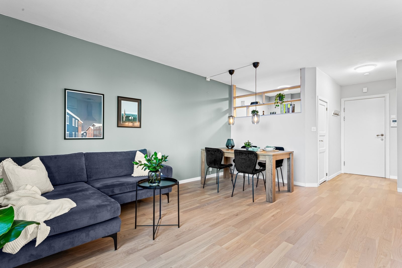 Stuen er det naturlige oppholdsrommet og har flere gode møbleringsmuligheter. Galleribilde