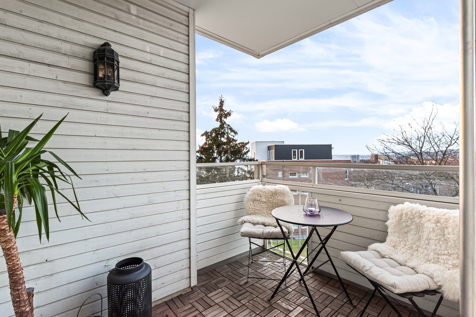 Balkongen kan enkelt møbleres og gir mulighet for avslapning og frisk luft. Galleribilde