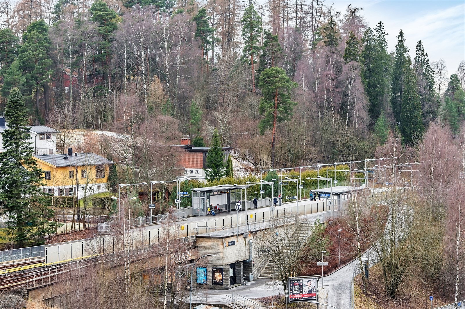 Det er kort vei til kollektivtransport. T-banen fra Hellerud stasjon tar deg enkelt inn til sentrum. Galleribilde