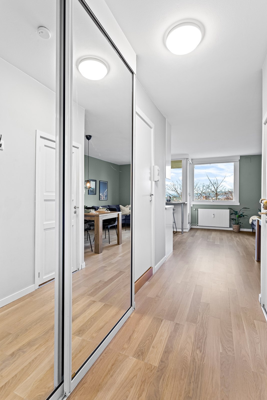 Velkommen inn! Lys og praktisk entré med god plass til oppbevaring av yttertøy og sko. Skyvedørsgarderoben byr på flere gode oppbevaringsmuligheter. Galleribilde