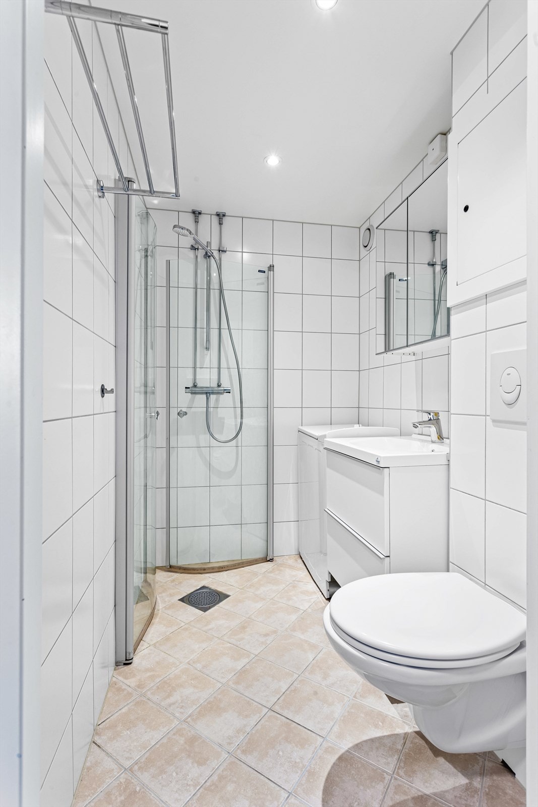 Lyst og tidløst bad fra 2016 (regi av borettslaget). Baderommet er pent flislagt med varmekabler i gulv. Galleribilde