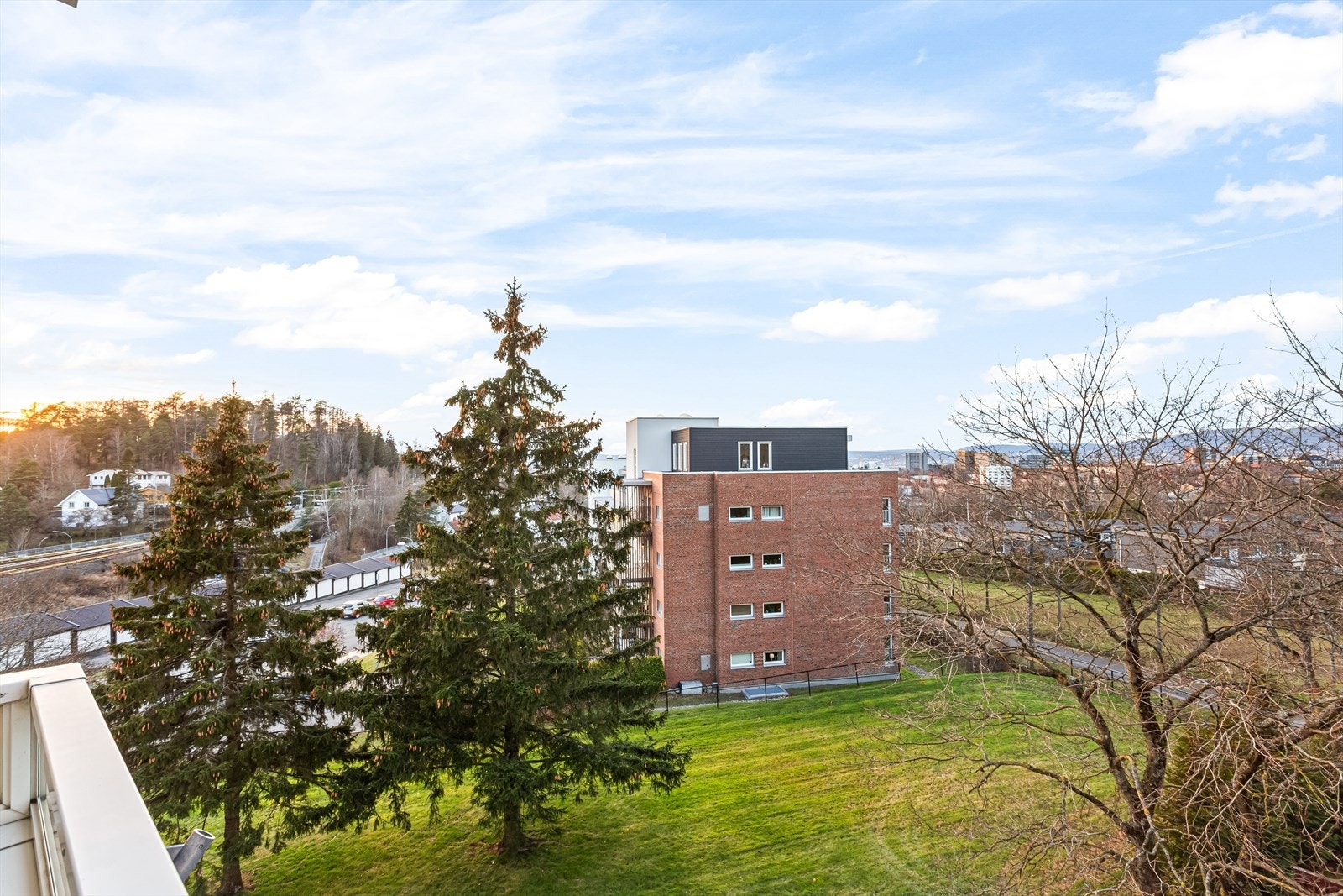 Koselig nord-vestvendt balkong på ca. 4,5 kvm med flott utsyn. Galleribilde