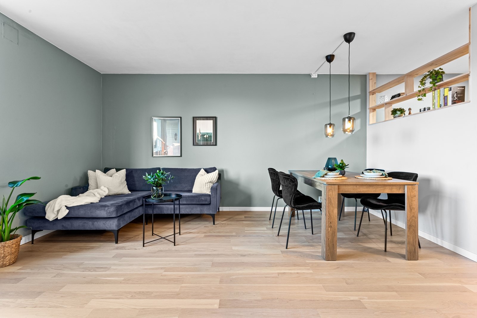 Her er det plass til hjørnesofa, spisebord og tv-møblement. Galleribilde