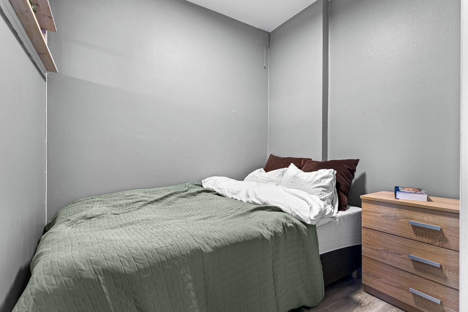 Praktisk alkoveløsning med plass til dobbeltseng og nattbord. Galleribilde