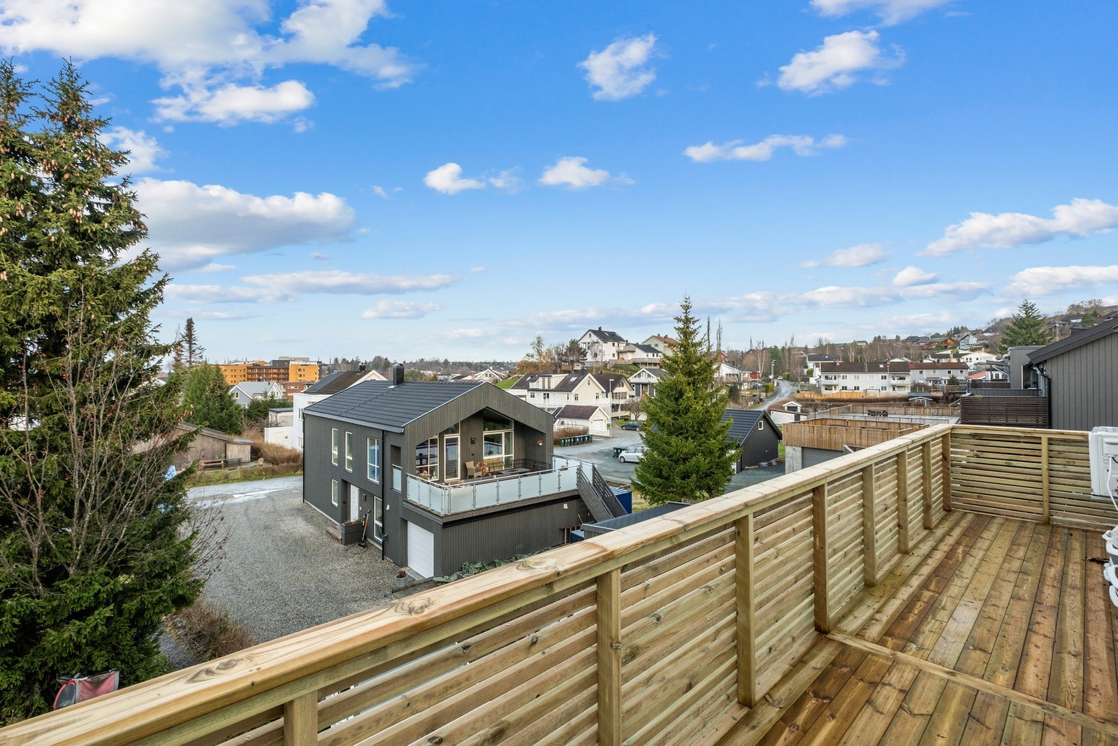 Altan på 14 kvm. som ble oppført i 2024. Galleribilde