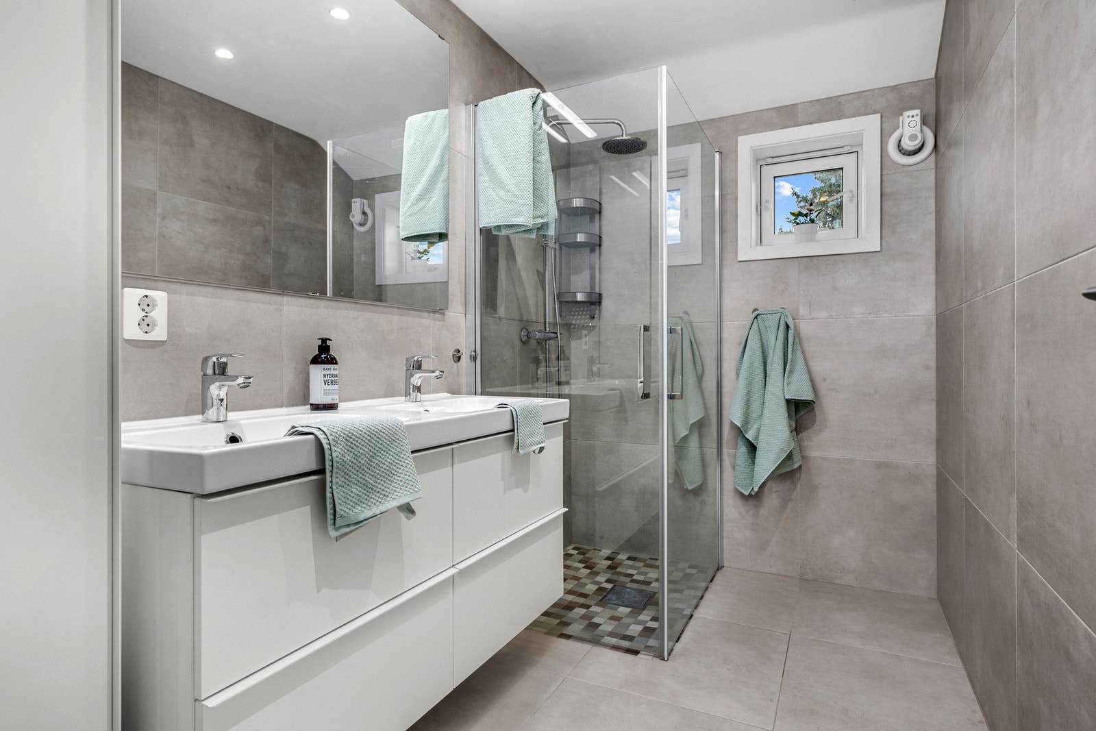 Etasjens bad ble pusset opp i 2019 og er vurdert til TG 1 av takstmann. Galleribilde