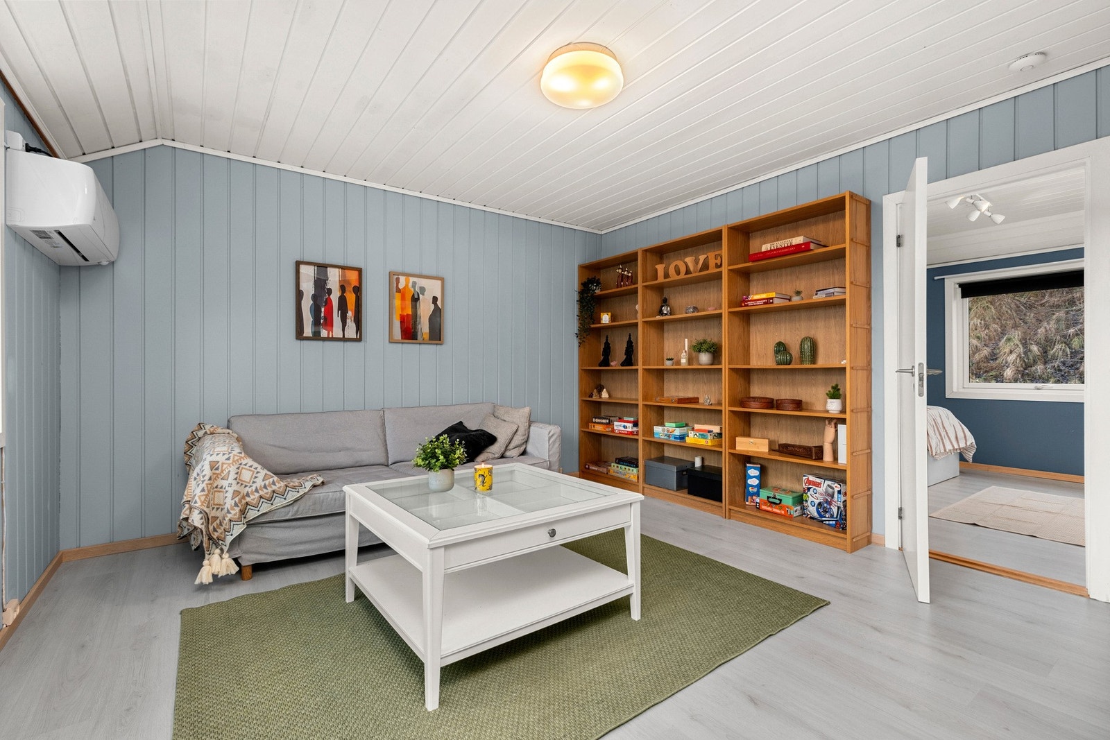 Andre etasje består av stue, 4 soverom, bad og toalettrom. Galleribilde