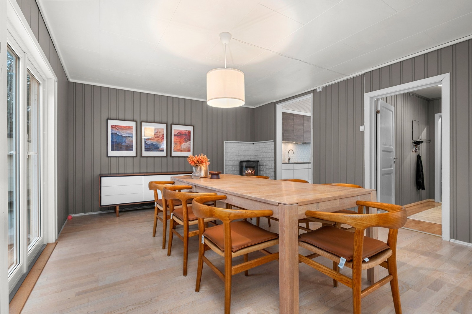 Spisestuen er boligens midtpunkt og er plassert mellom dagligstuen og kjøkken. Galleribilde