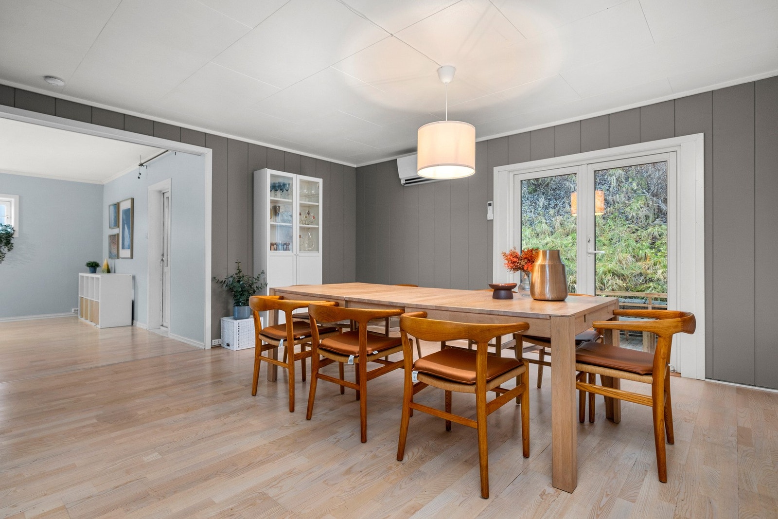 Fantastisk spisestue på ca. 22,1 kvm med vedfyring og utgang til terrasse. Galleribilde