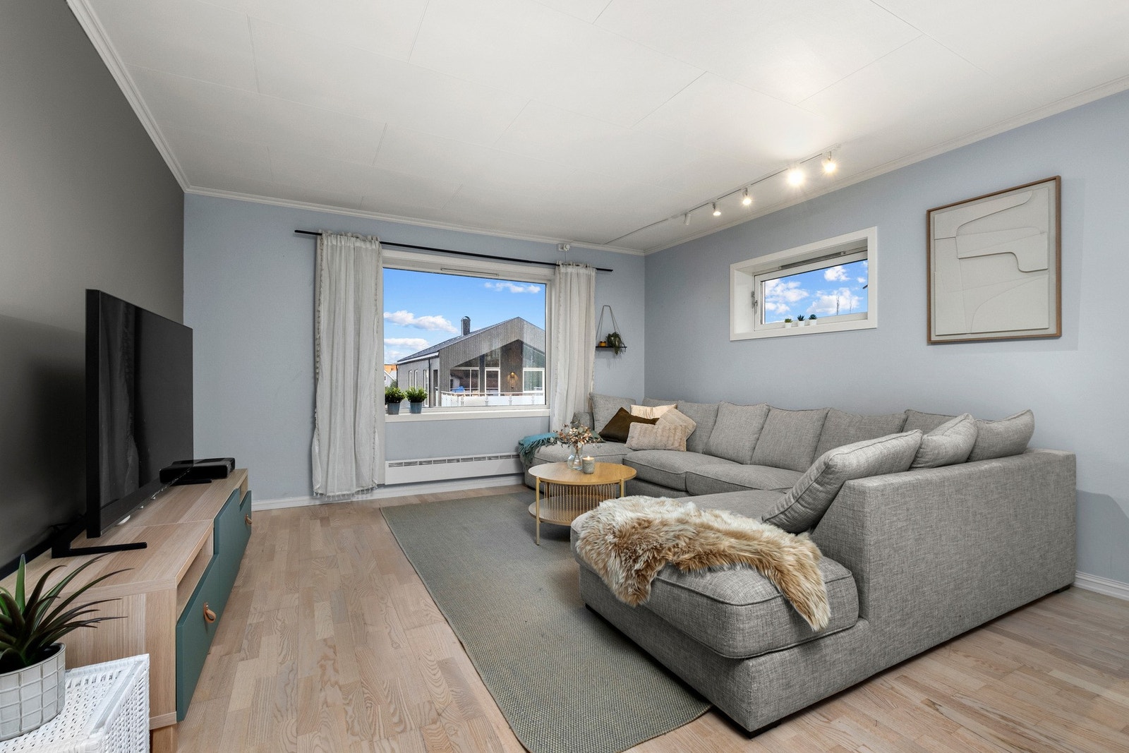 Stuen oppleves som lys og luftig med en god planløsning. Galleribilde