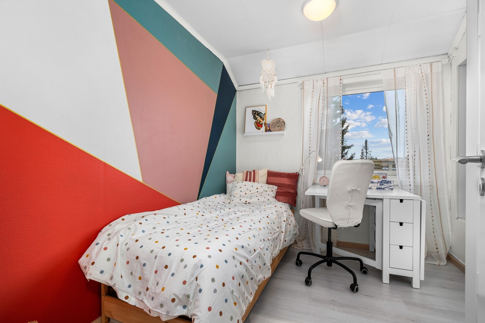 Soverommene er på hhv. 12.9, 8.5, 7.5, og 7 kvm. Galleribilde