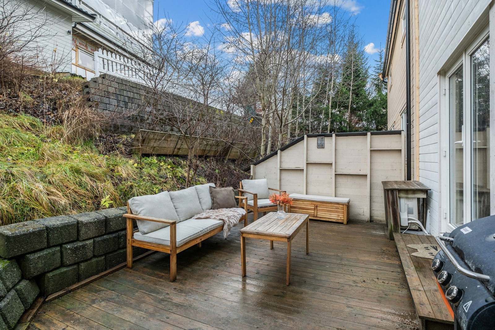 Terrassen ligger skjermet til på baksiden og har gode solforhold. Galleribilde