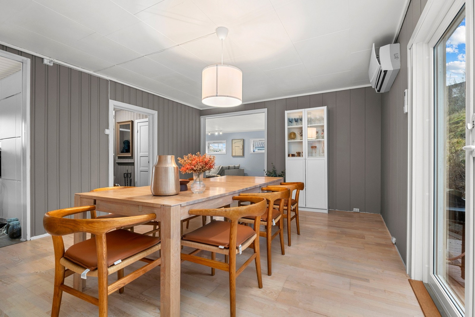 Boligen har både varmepumpe og vedfyring i 1.etasje. Galleribilde