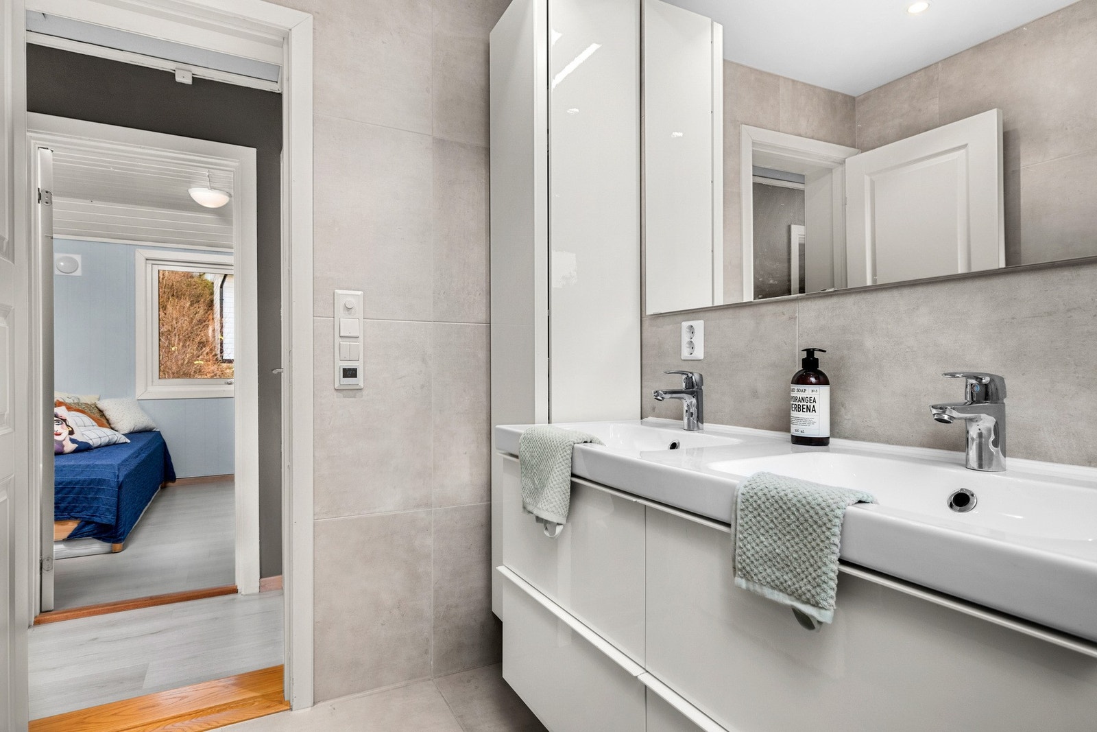 Praktisk separat toalettrom med servant. Galleribilde