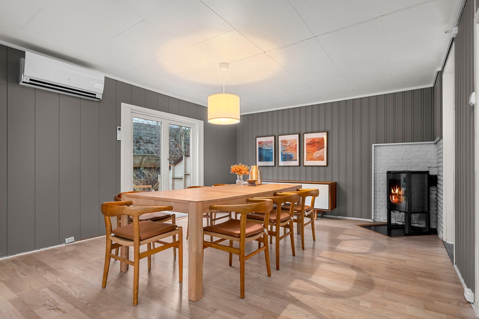 Stuen er delt i to soner, oppholdsstue og spisestue. Totalt har man ca. 48 kvm stueareal i etasjen. Galleribilde