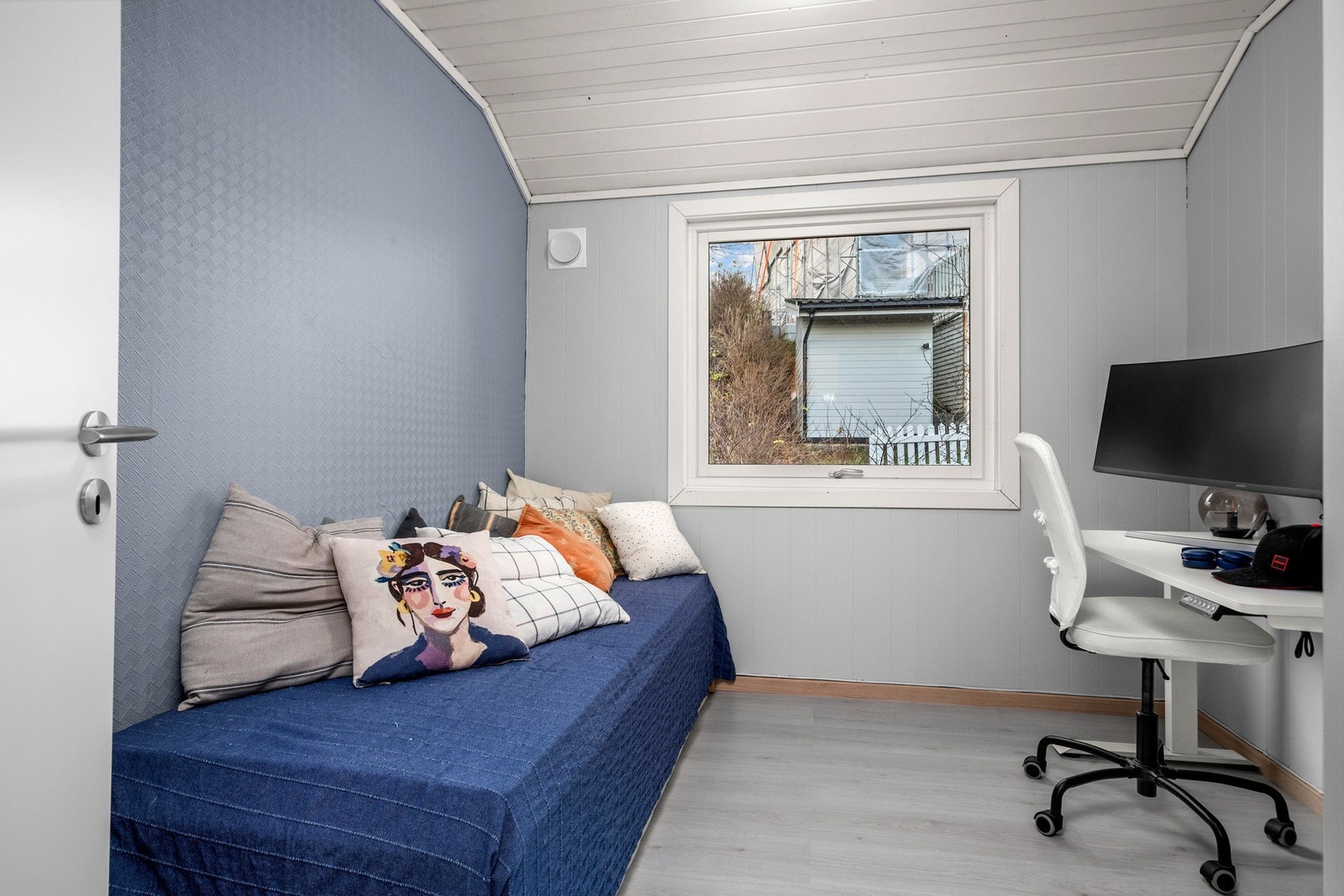 Soverom med stort vindu som slipper mye naturlig lys inne i rommet. Galleribilde