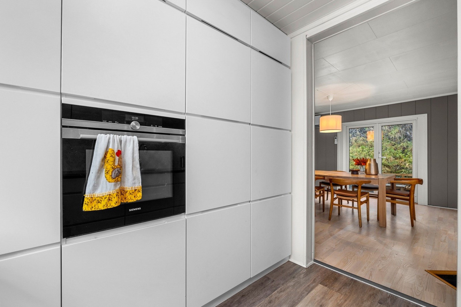 Kjøkkenet er malt i duse farger som gir rommet en lun følelse. Galleribilde