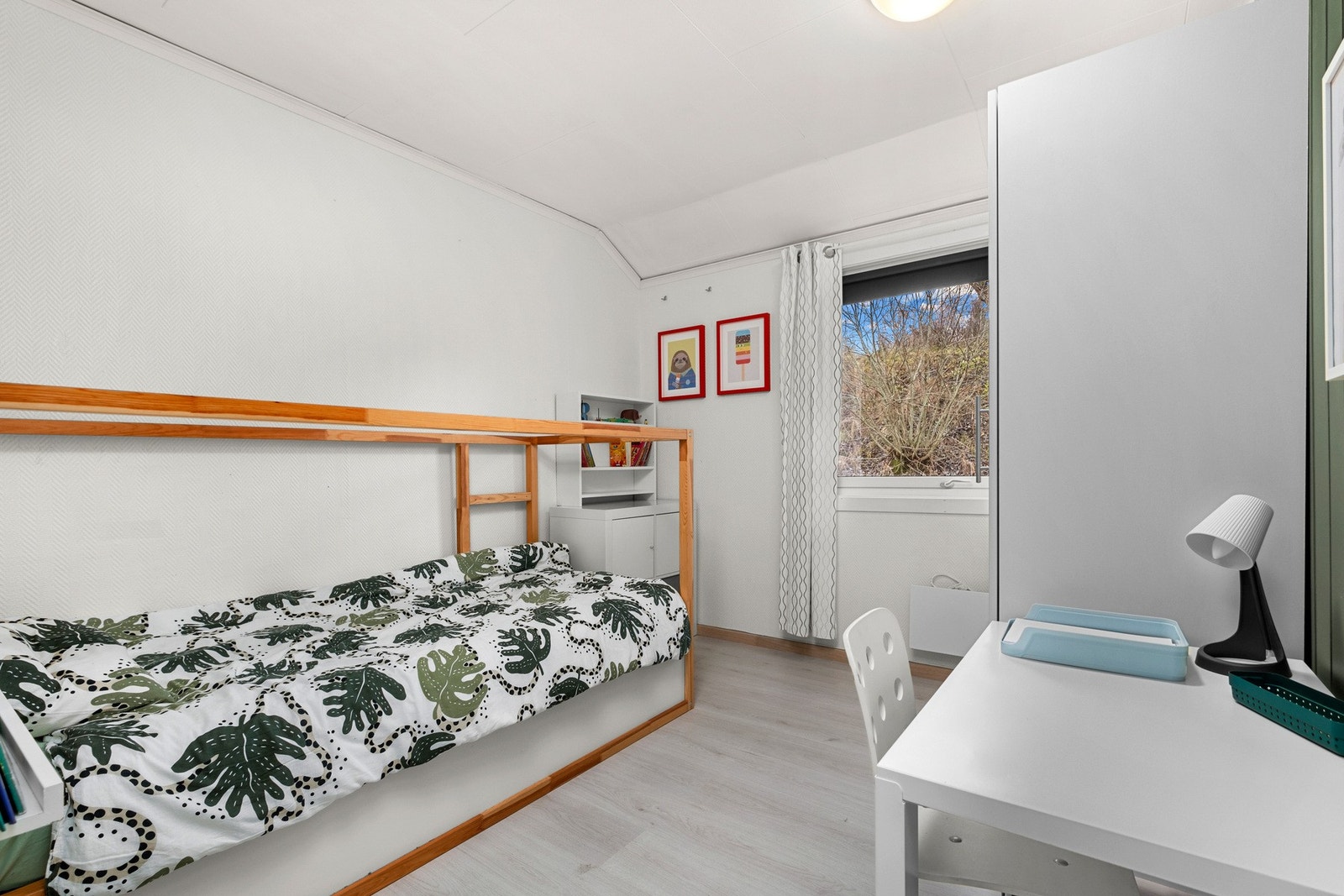 Her er det god plass til seng, garderobeskap og pult. Galleribilde